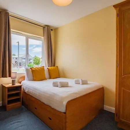 54 - Large Three Bed With Parking * Galway