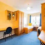Spacious 3-bedroom With Free Parking Apartment *