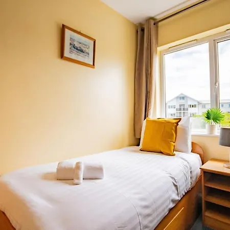 54 - Large Three Bed With Parking Appartement *