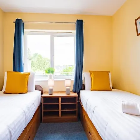 Spacious 3-bedroom With Free Parking Apartment *