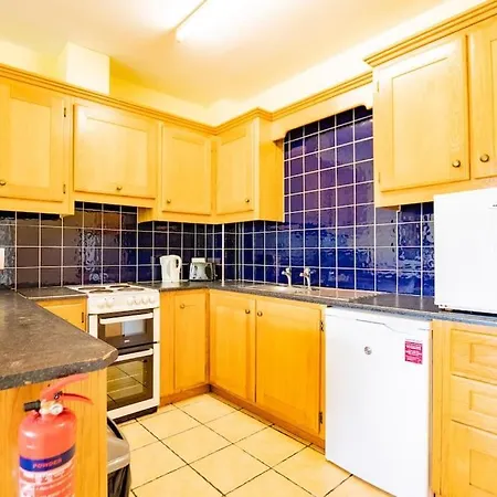 54 - Large Three Bed With Parking Appartement *