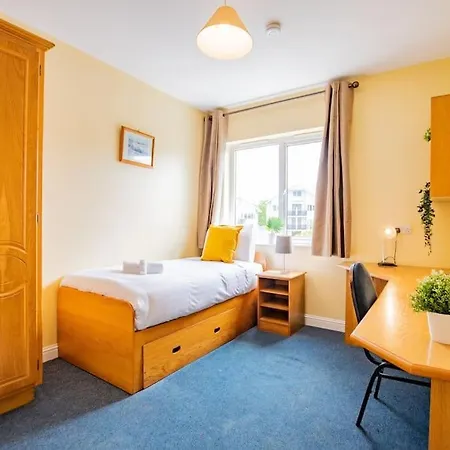 Spacious 3-bedroom With Free Parking 아파트 골웨이