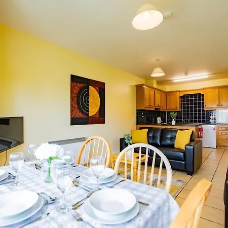 54 - Large Three Bed With Parking Apartment