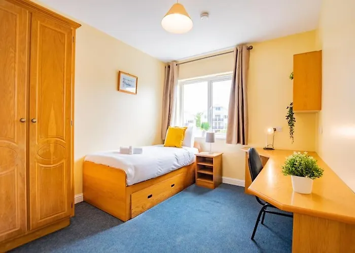 54 - Large Three Bed With Parking דירה גלוואיי