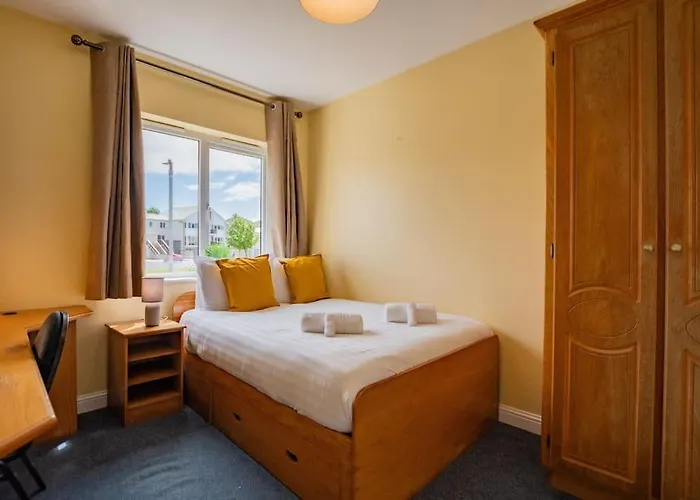 54 - Large Three Bed With Parking * גלוואיי