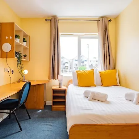 Апартаменты Spacious 3-bedroom With Free Parking Голуэй